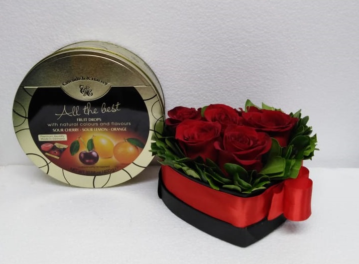 Caja corazn con 6 Rosas y Caja de Caramelos Mix de 175 Gramos 